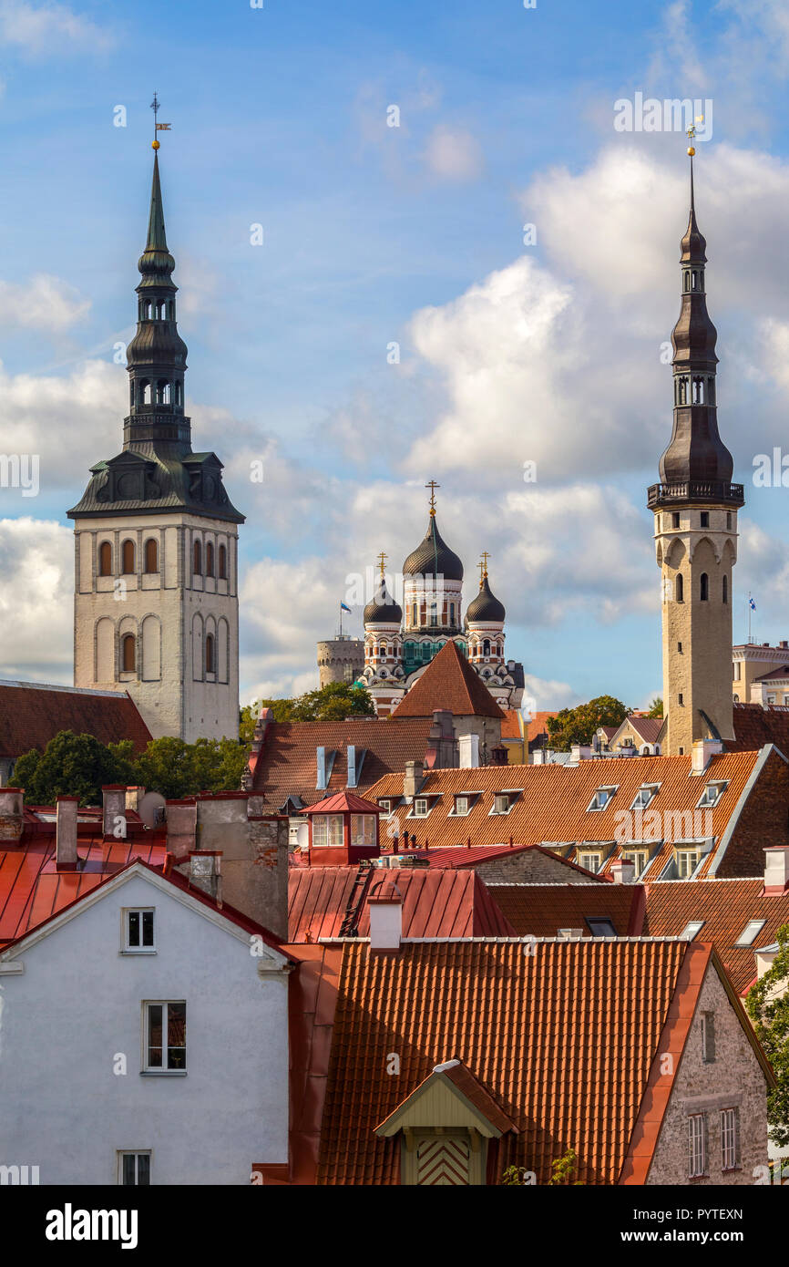 Skyline di Tallinn in Estonia. Le tre chiese sono la chiesa di San Nicola, la Cattedrale Alexander Nevsky e la chiesa di Santo Spirito. Foto Stock