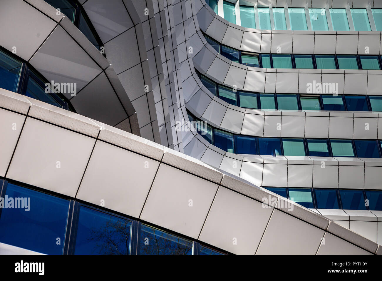 Organico dettagli architettonici in facciata di un moderno e contemporaneo edificio per uffici nei Paesi Bassi Foto Stock