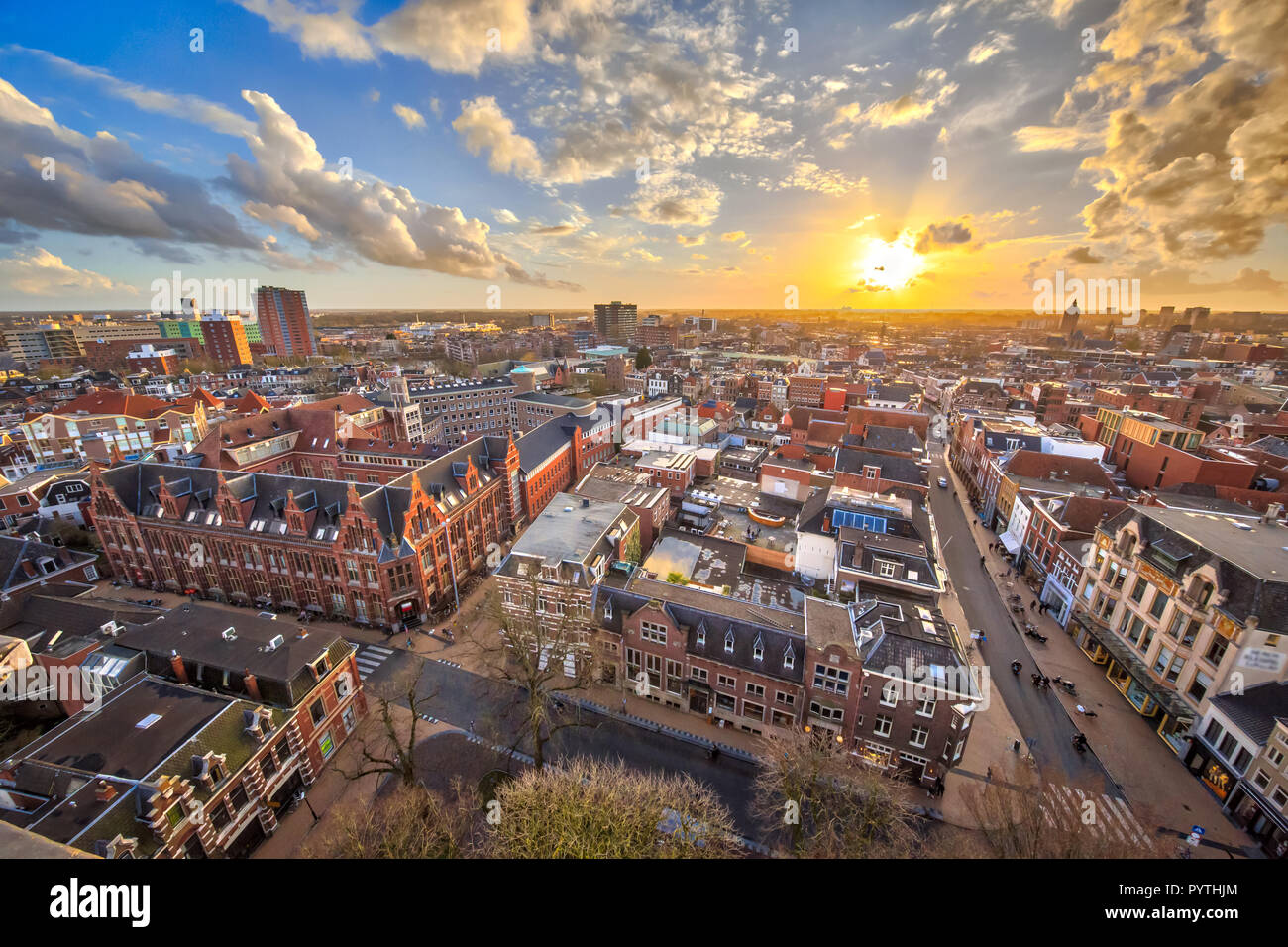 Vista sulla parte storica della città di Groningen sotto il sole di setting Foto Stock