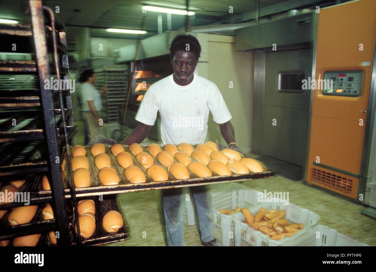 L'Italia, del Senegal immigrato che lavora in un panificio industriale. Foto Stock