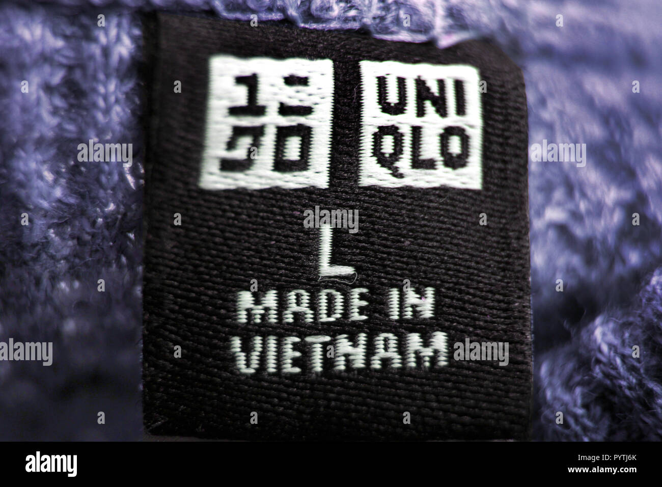 Dettaglio dell'etichetta con il logo (Made in Vietnam) sui vestiti dal  rivenditore giapponese Uniqlo Foto stock - Alamy