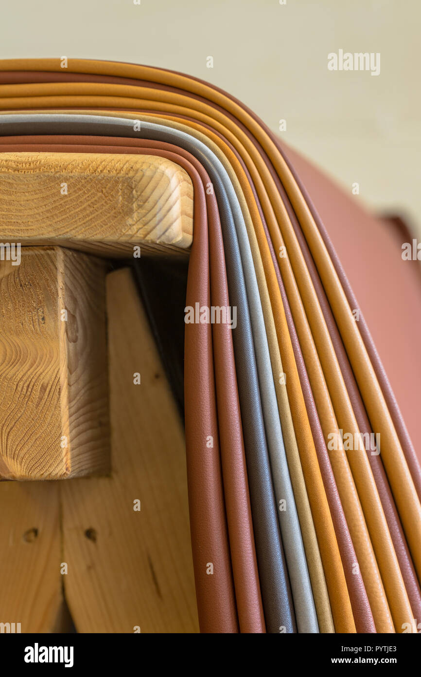 Pezzi di cuoio in vari colori su un banco di lavoro in uno studio di design per le borsette Foto Stock