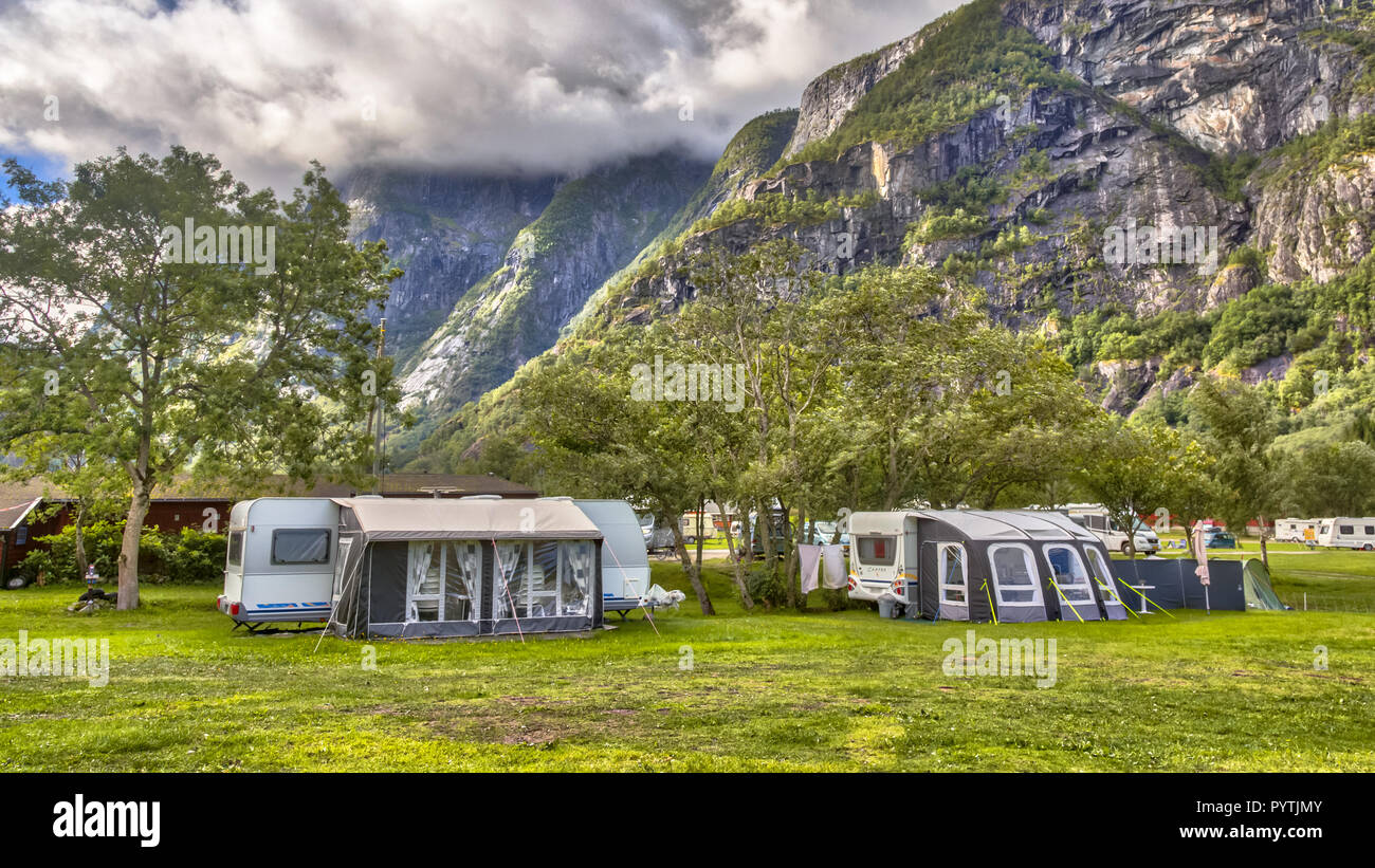 Roulotte in campeggio tra le montagne vicino al Parco Nazionale di Hardangervidda Norvegia Foto Stock