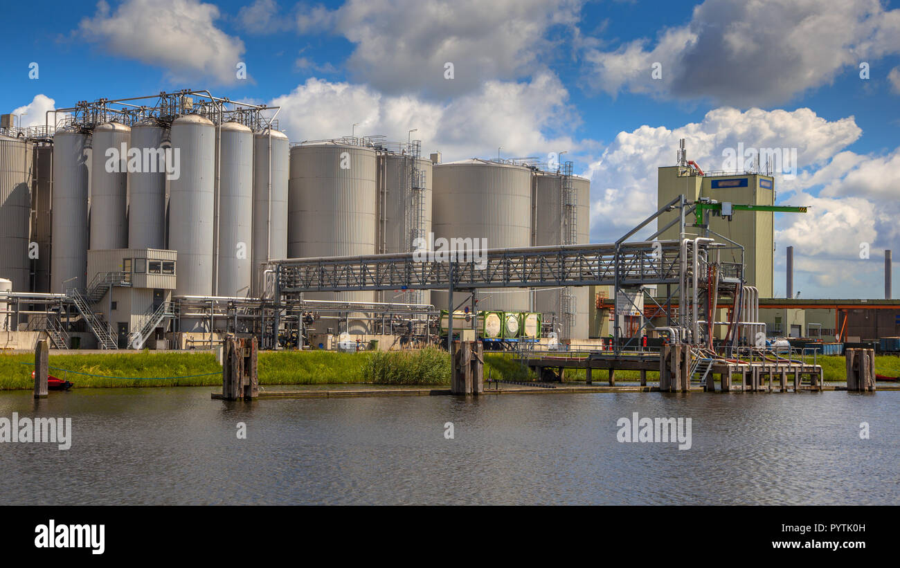 Di medie dimensioni serbatoio industriale area di stoccaggio con impianto di attracco per le navi nel porto di Amsterdam Foto Stock