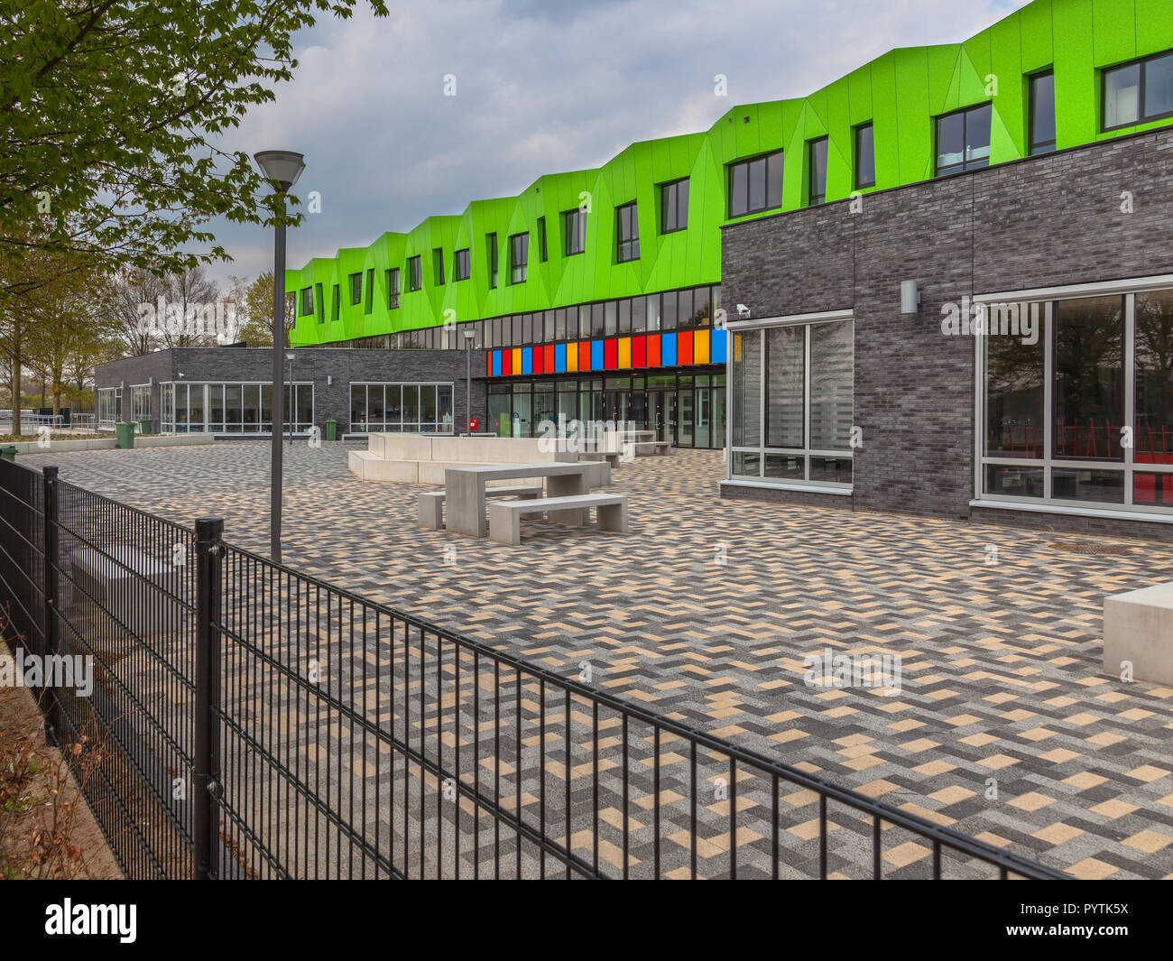 Scuola cantiere di un nuovo futuristico edificio educativo nei Paesi Bassi in Europa Foto Stock