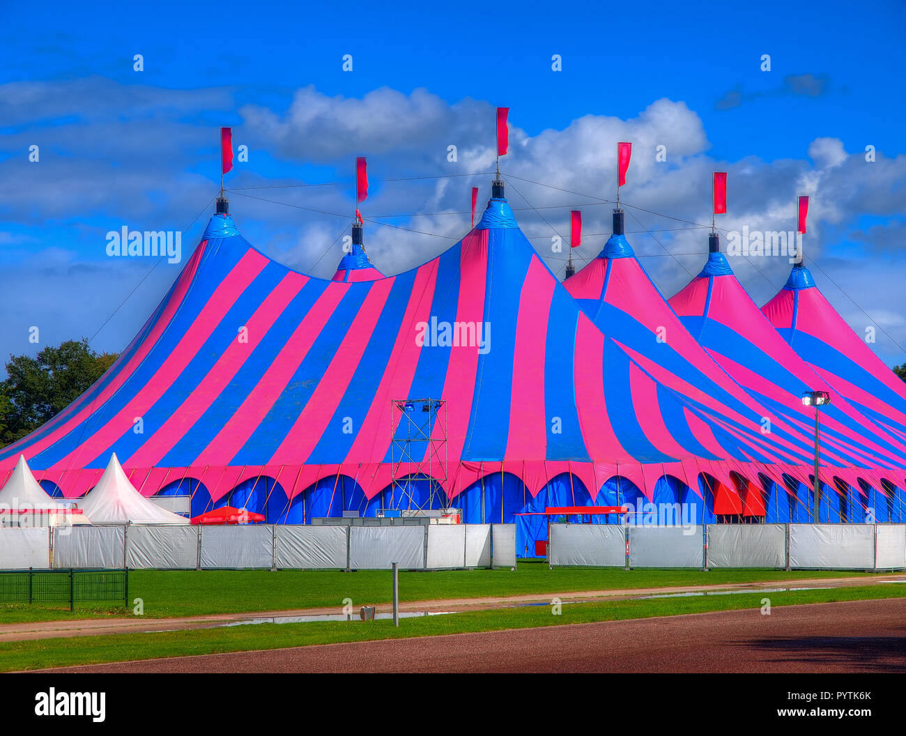 Enorme Big Top tenda del circo, costruisce appositamente per un festival di musica in una giornata di sole nel parco Foto Stock