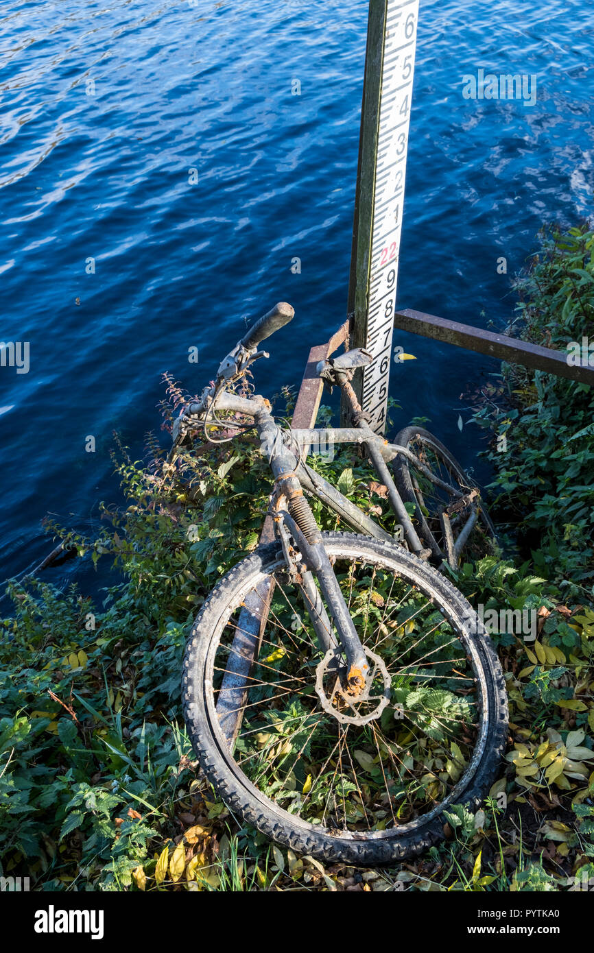 Vecchio oggetto di dumping bici abbandonate dal fiume Trent, Nottinghamshire, England, Regno Unito Foto Stock