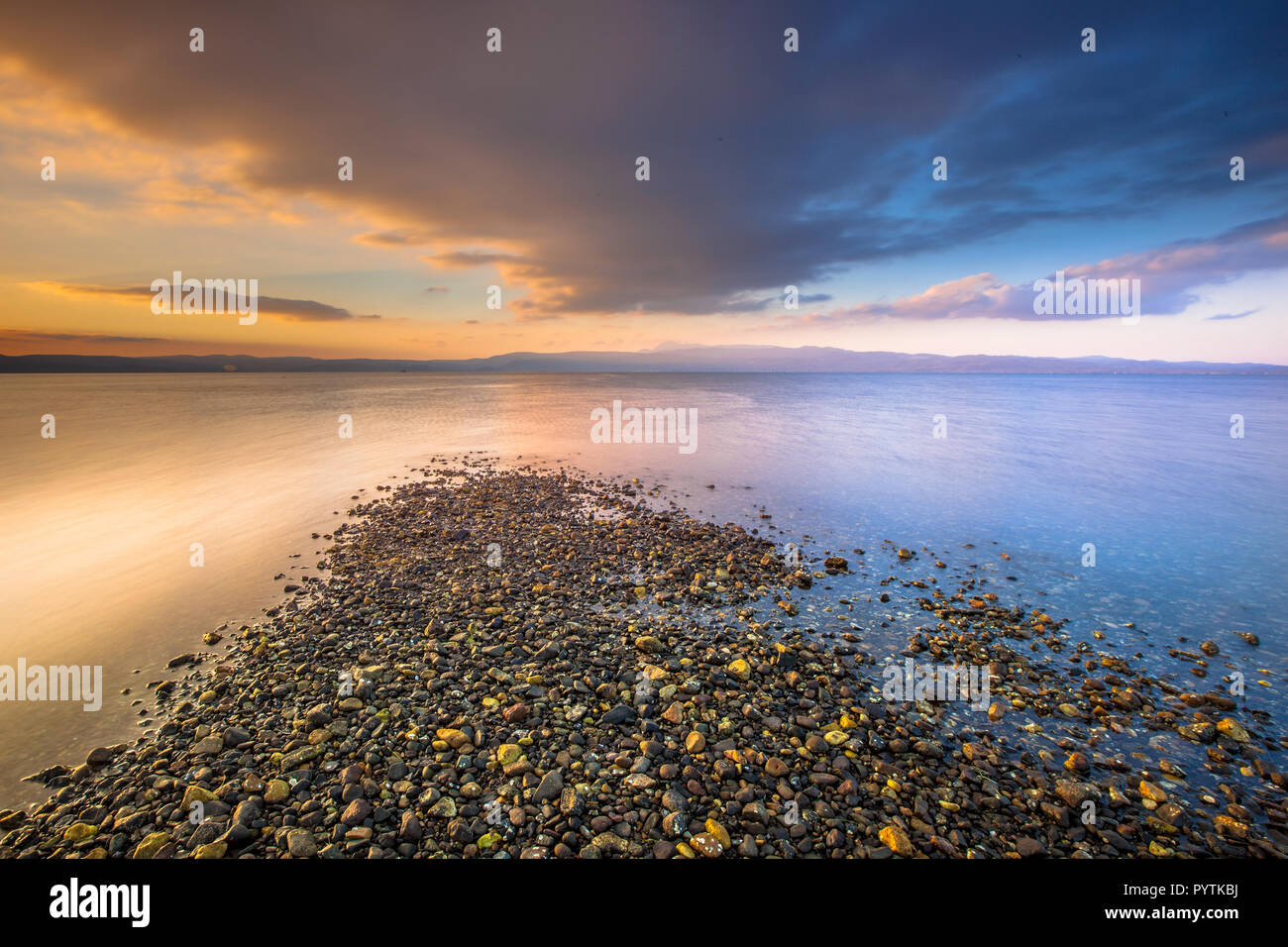 Immagine con quattro elementi acqua terra, aria e fuoco combinati in un sunrise al Mediterraneo isola di Lesbo, Grecia Foto Stock