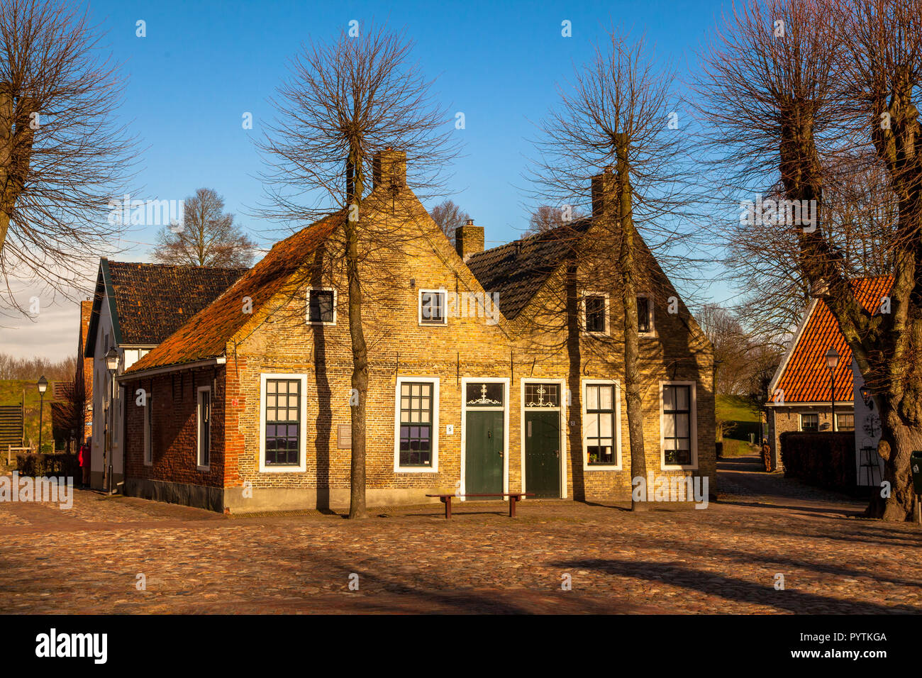 Pittoresco case storiche sulla piazza principale della città fortificata Bourtange nei Paesi Bassi Foto Stock