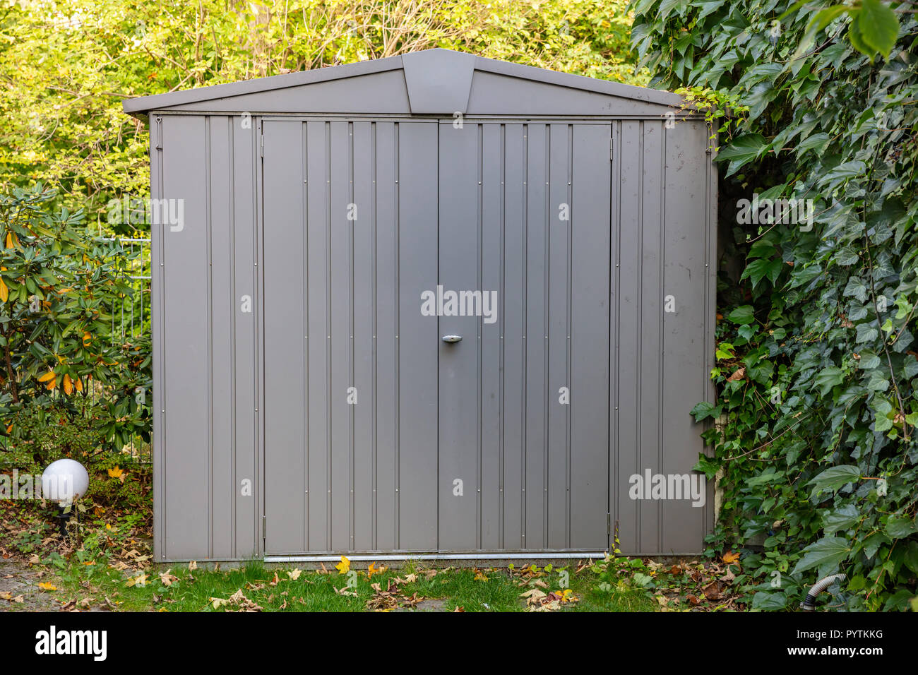 Utensili da giardinaggio capannone per il rimessaggio nel cortile, la natura in autunno sfondo Foto Stock