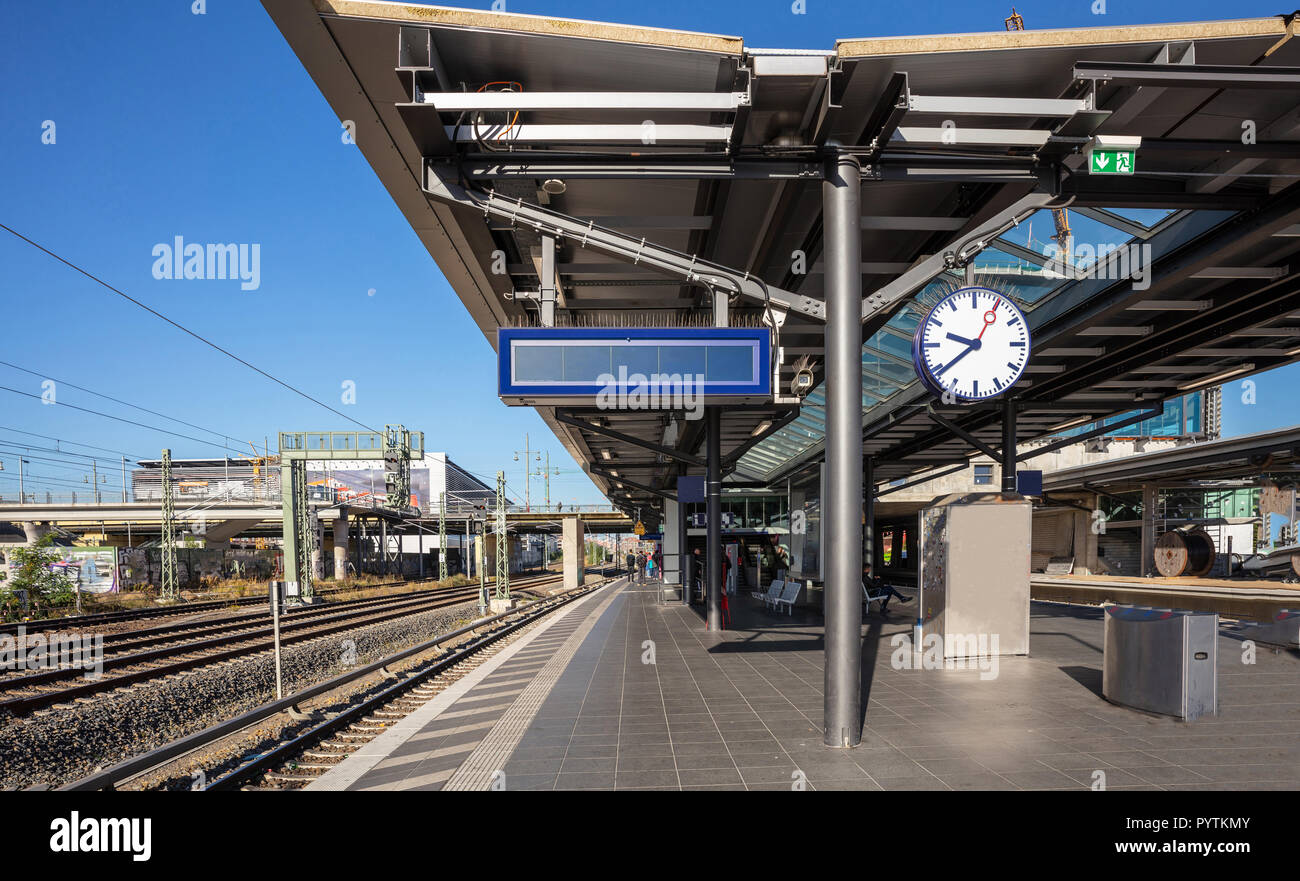 La stazione ferroviaria di Berlino Germania, vuota la piattaforma esterna al mattino cielo blu Foto Stock