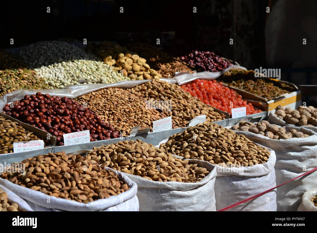 Frutta a guscio e frutta secca, cibo cinese, Xinjiang Uyghur golosità a Kashgar mercato notturno Foto Stock