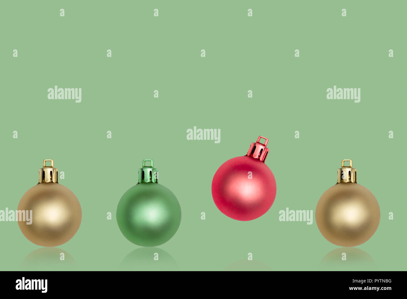 Rosso e verde di Natale ornamenti a sfera su sfondo verde. la minima nozione di natale. Foto Stock