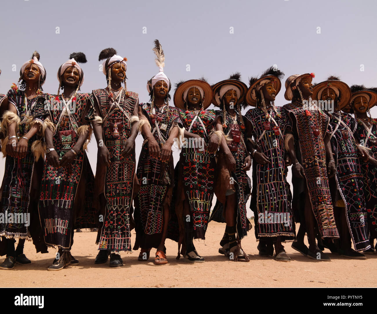 Gli uomini dancing Yaake ballare e cantare al festival Guerewol - 23 settembre 2017 InGall village, Agadez, Niger Foto Stock