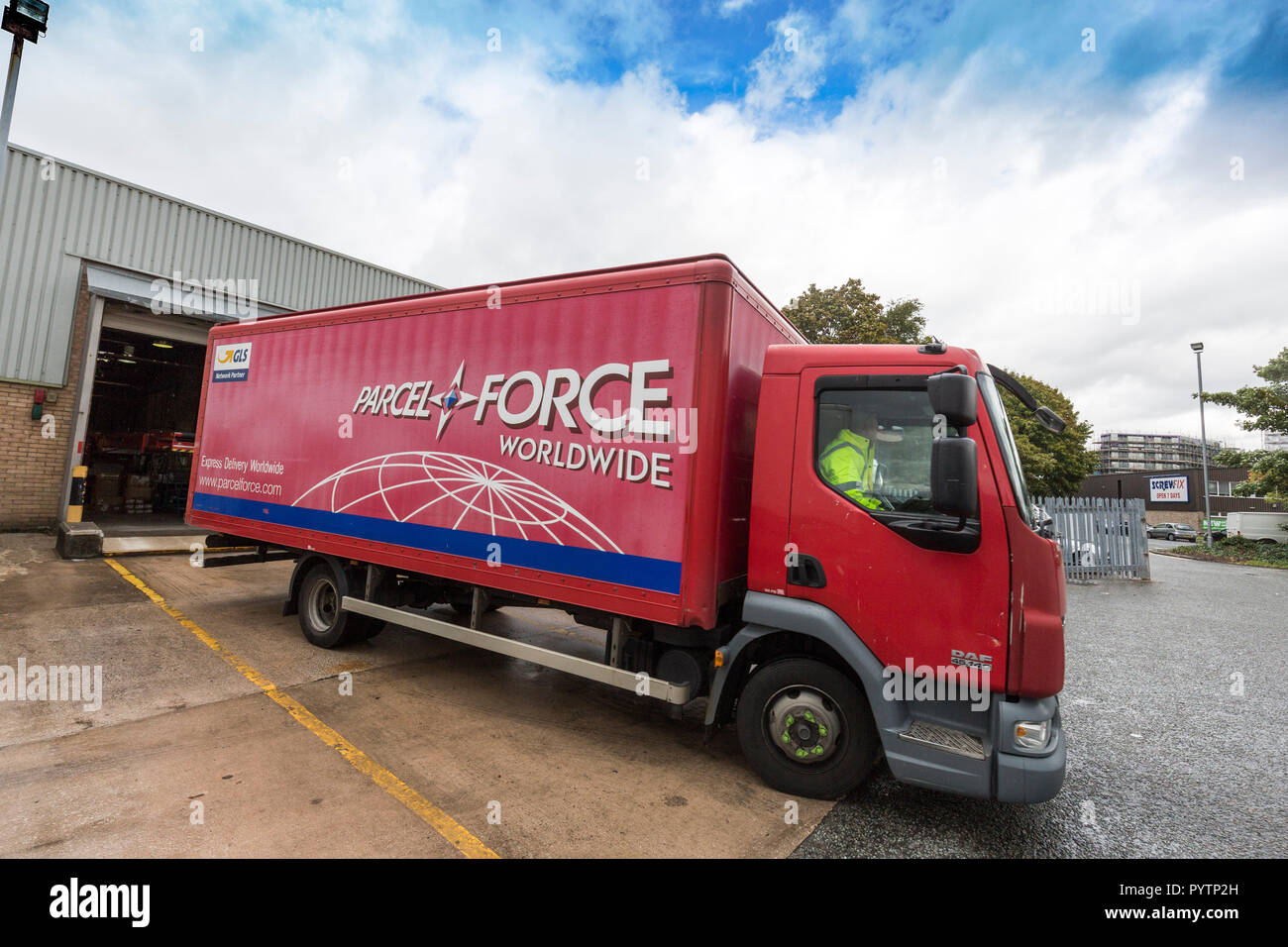 Parcelforce Worldwide Manchester , Picadilly Trading Estate. Furgone al deposito. Foto Stock