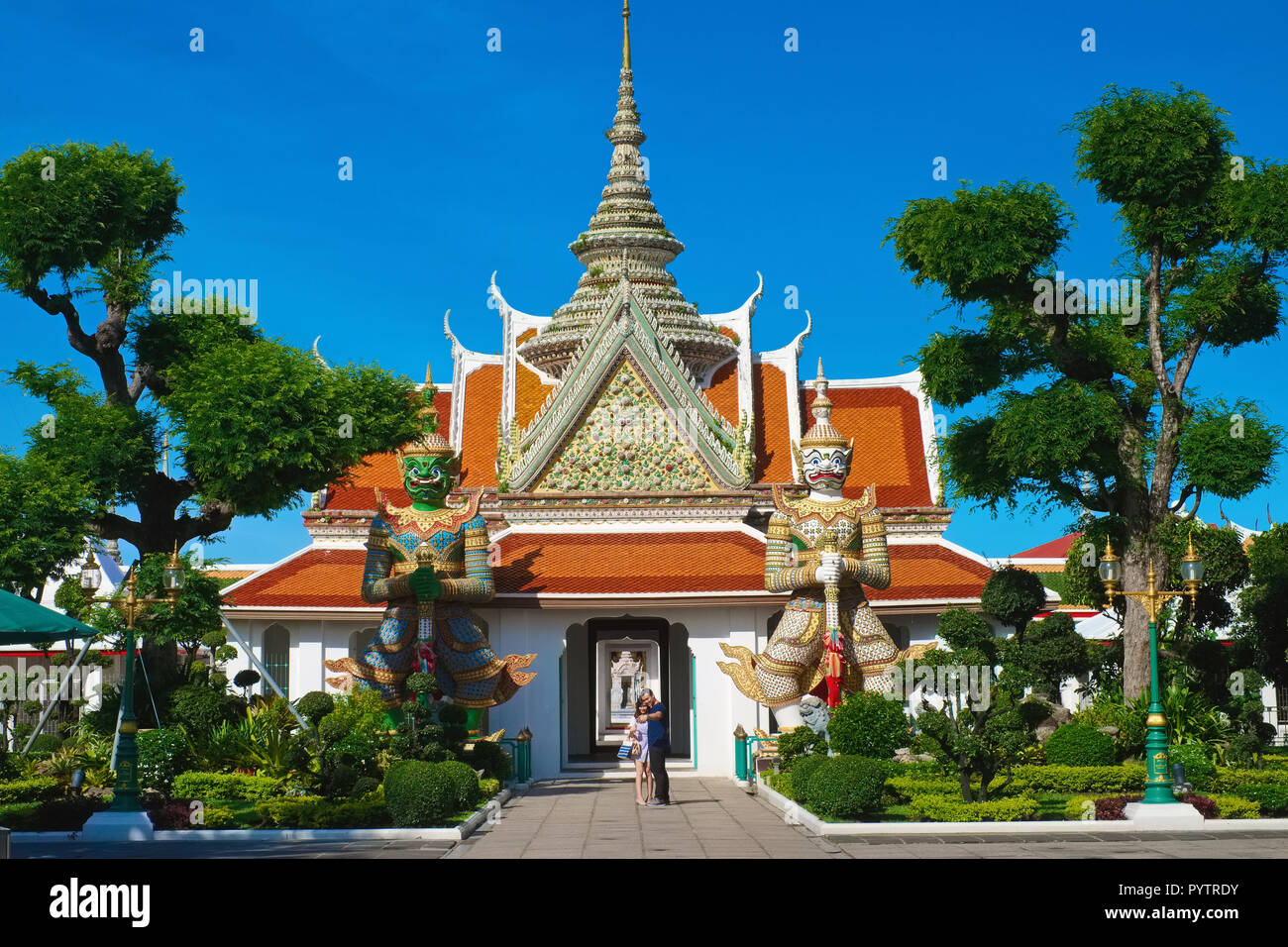 Un edificio laterale a Wat Arun, il "Tempio di Dawn', a Bangkok, Thailandia, fiancheggiata da due Yak o Yaksha, feroci guardiani del tempio Foto Stock
