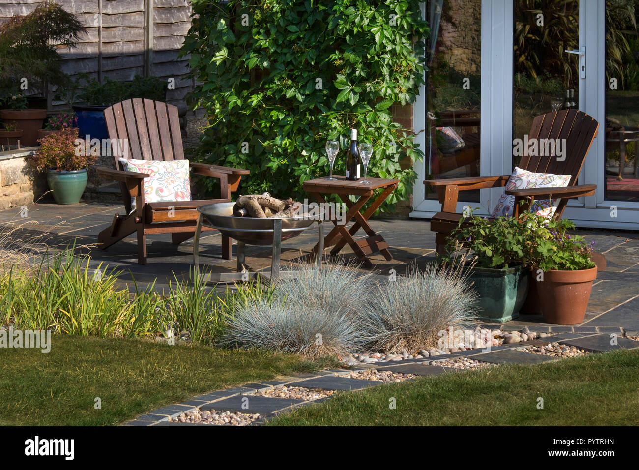 Giardino Posti a sedere e una buca per il fuoco nel Giardino Inglese,l'Inghilterra,l'Europa Foto Stock