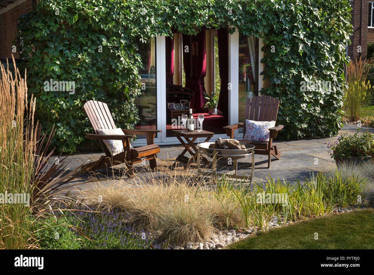 Giardino Posti a sedere e una buca per il fuoco nel Giardino Inglese,l'Inghilterra,l'Europa Foto Stock