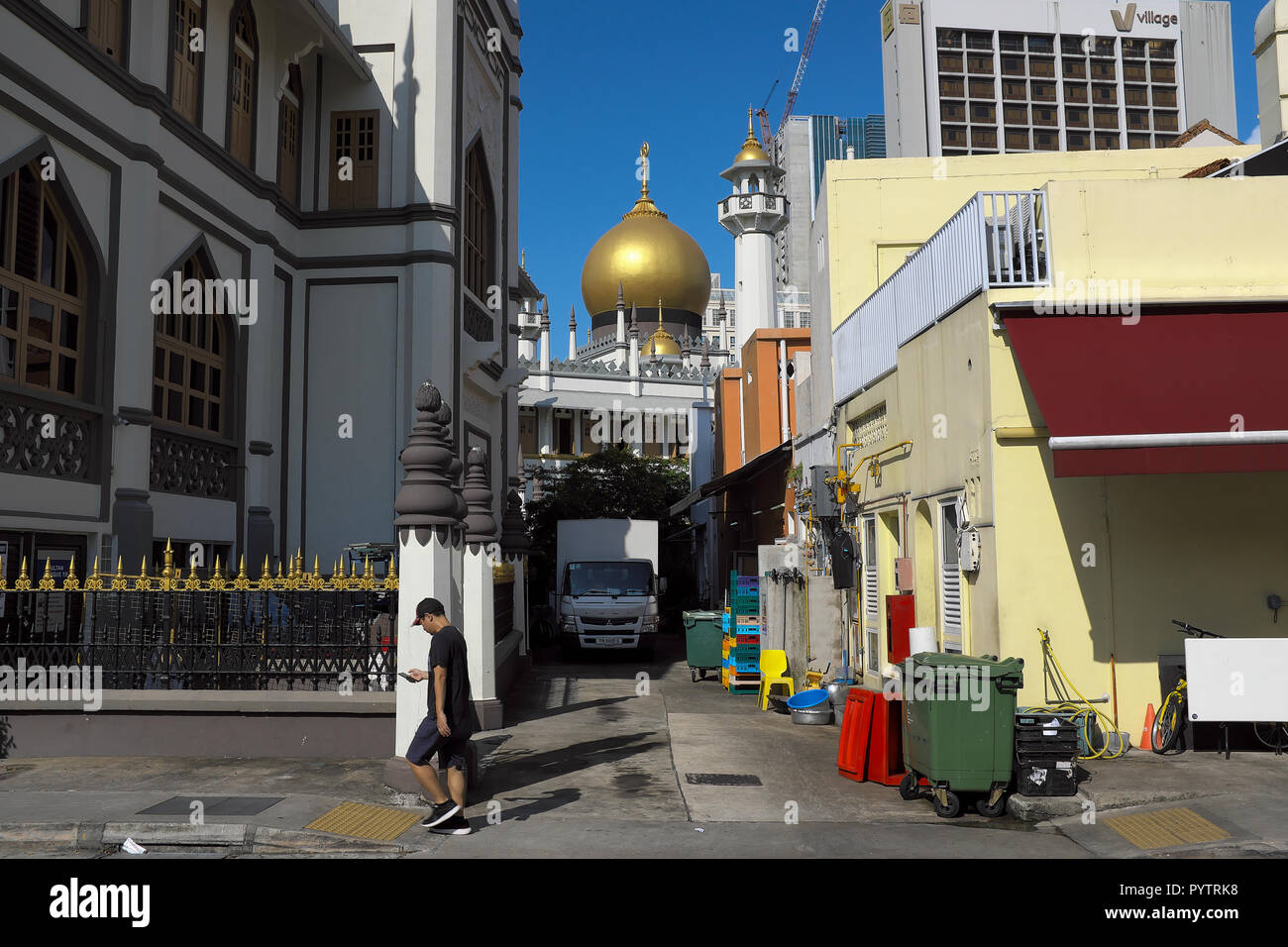 Un back lane vista della Moschea del Sultano, Kampong Glam, Singapore Foto Stock