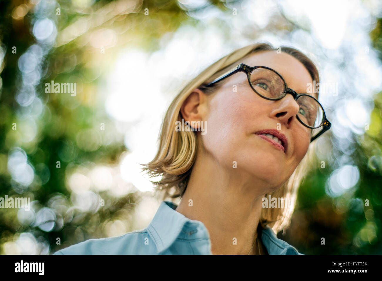 Metà donna adulta esplorare la foresta. Foto Stock