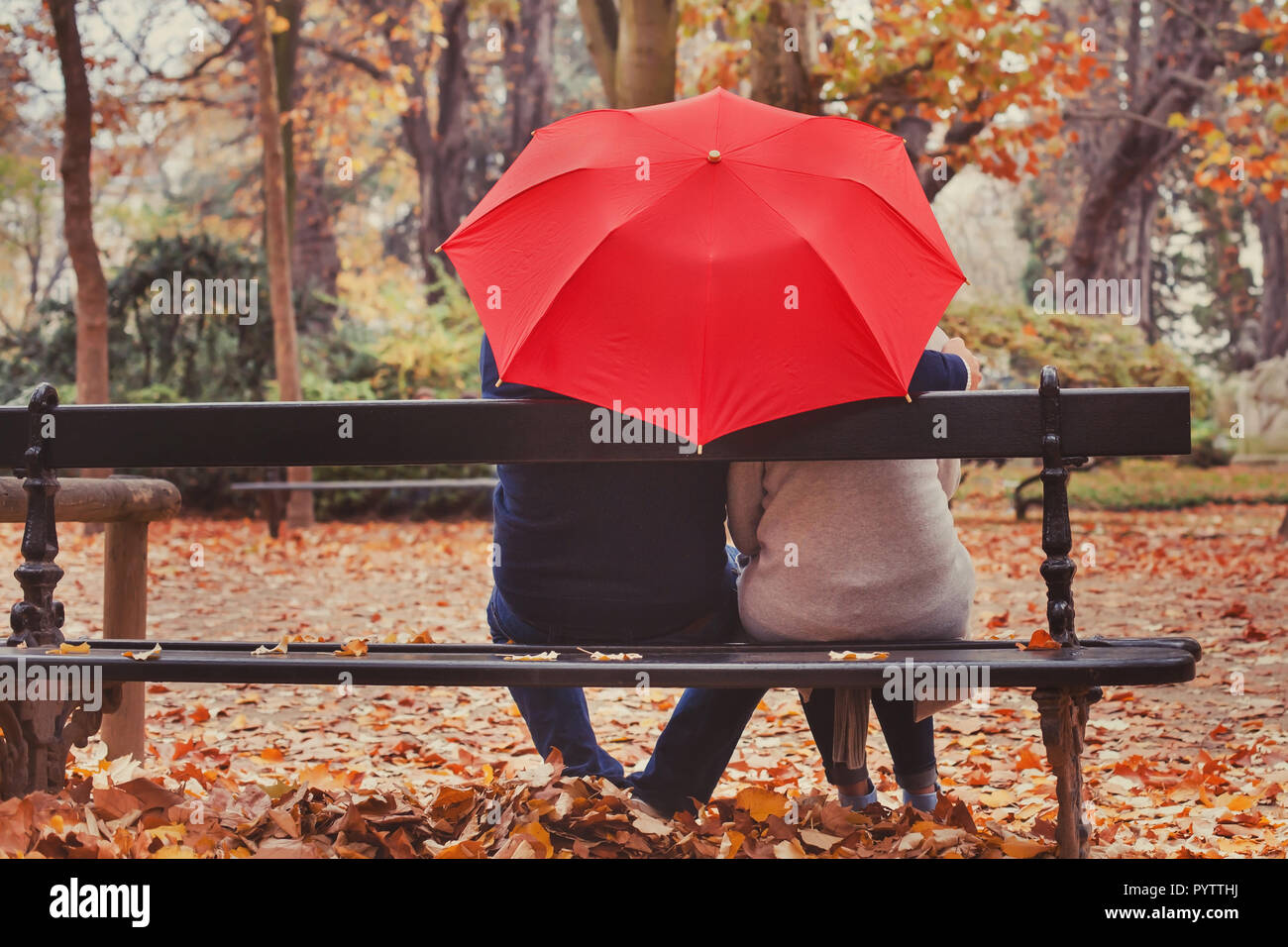 Amore, felice coppia di anziani in amore, pensionati godendo momento romantico in autunno park, caduta stagione Foto Stock