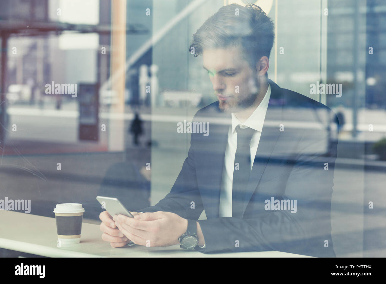 Tecnologia, uomo d affari utilizzando mobile app sullo smartphone, doppia esposizione. Foto Stock