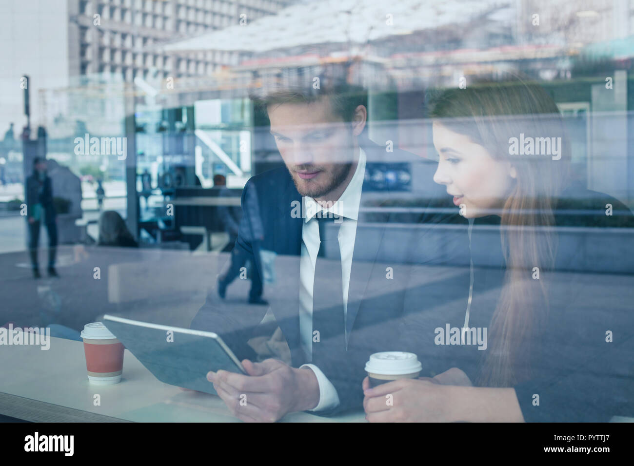Le persone che usano la tecnologia, uomo d affari con computer tablet incontro collega, doppia esposizione Foto Stock