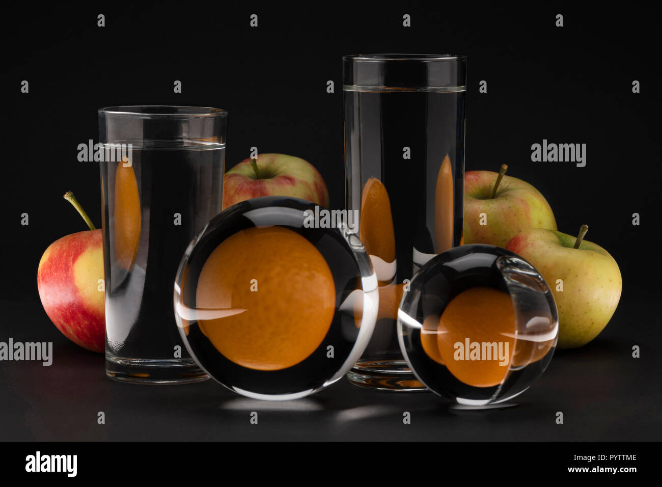 Creative ancora surreale vita di mele e arance Foto Stock