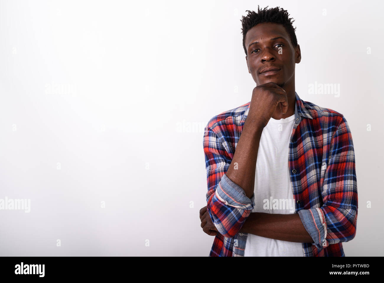 Studio shot di giovani neri africani pensiero uomo contro white ba Foto Stock