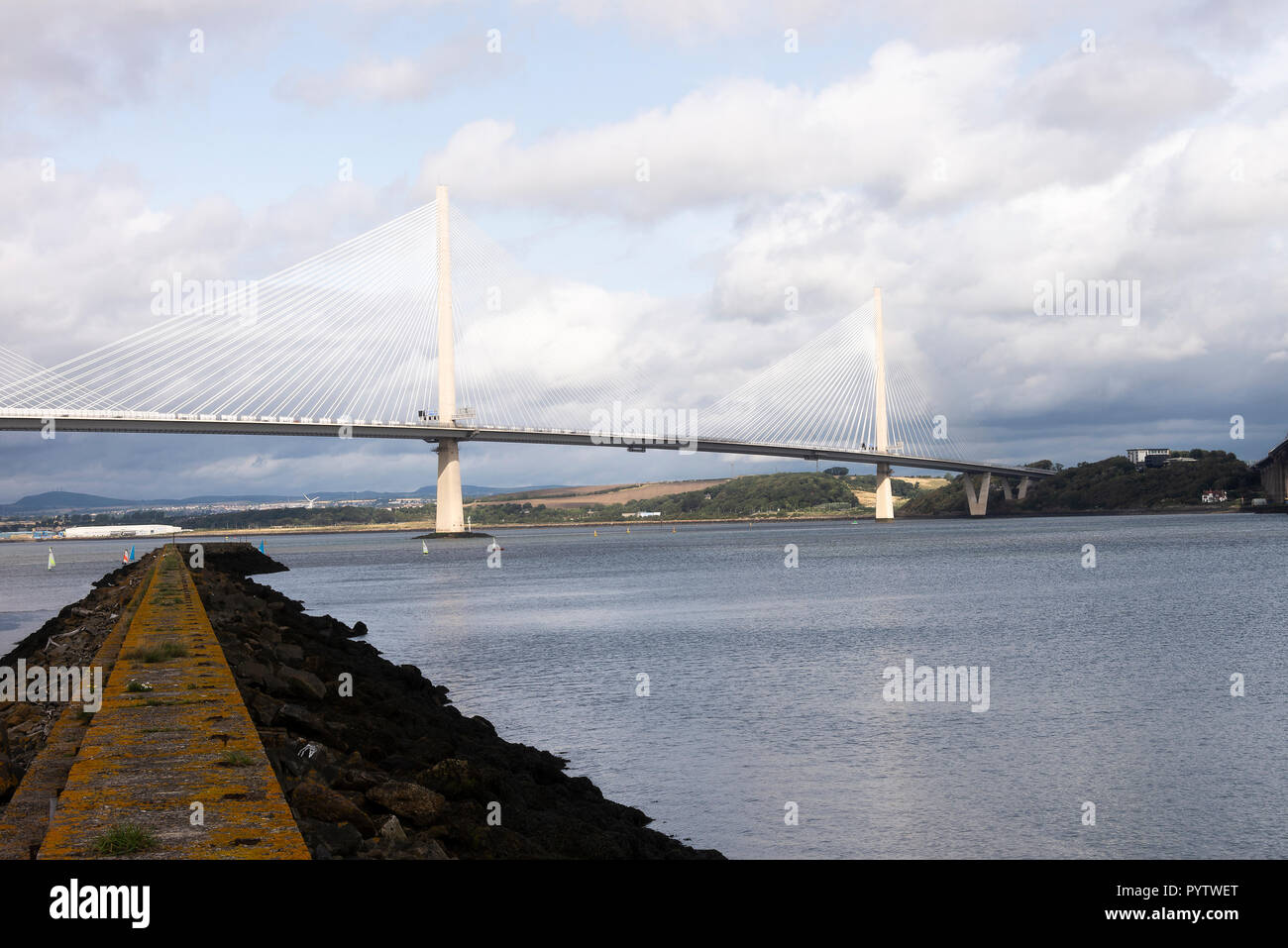 Il nuovo Queensferry Road ponte che attraversa il Firth of Forth tra Edimburgo e South Queensferry Scotland Regno Unito Regno Unito Foto Stock