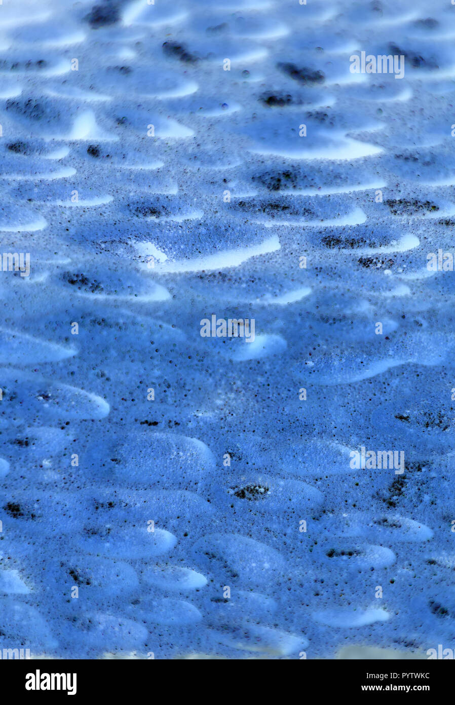 Fantastico e futuristico blu scuro e luce sfondo blu con gli effetti del foro, moderno sfondo blu aspetto astratto Foto Stock