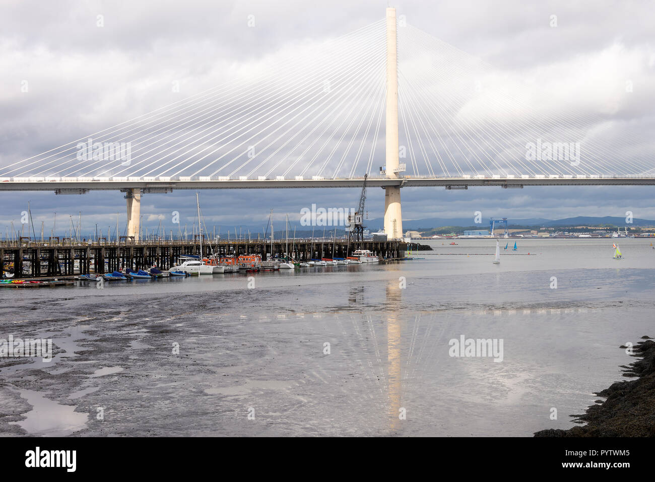 Il nuovo Queensferry Road ponte che attraversa il Firth of Forth tra Edimburgo e South Queensferry Scotland Regno Unito Regno Unito Foto Stock