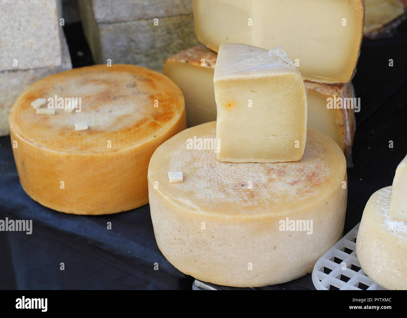 Alcune forme rotonde di formaggio al mercato Foto Stock