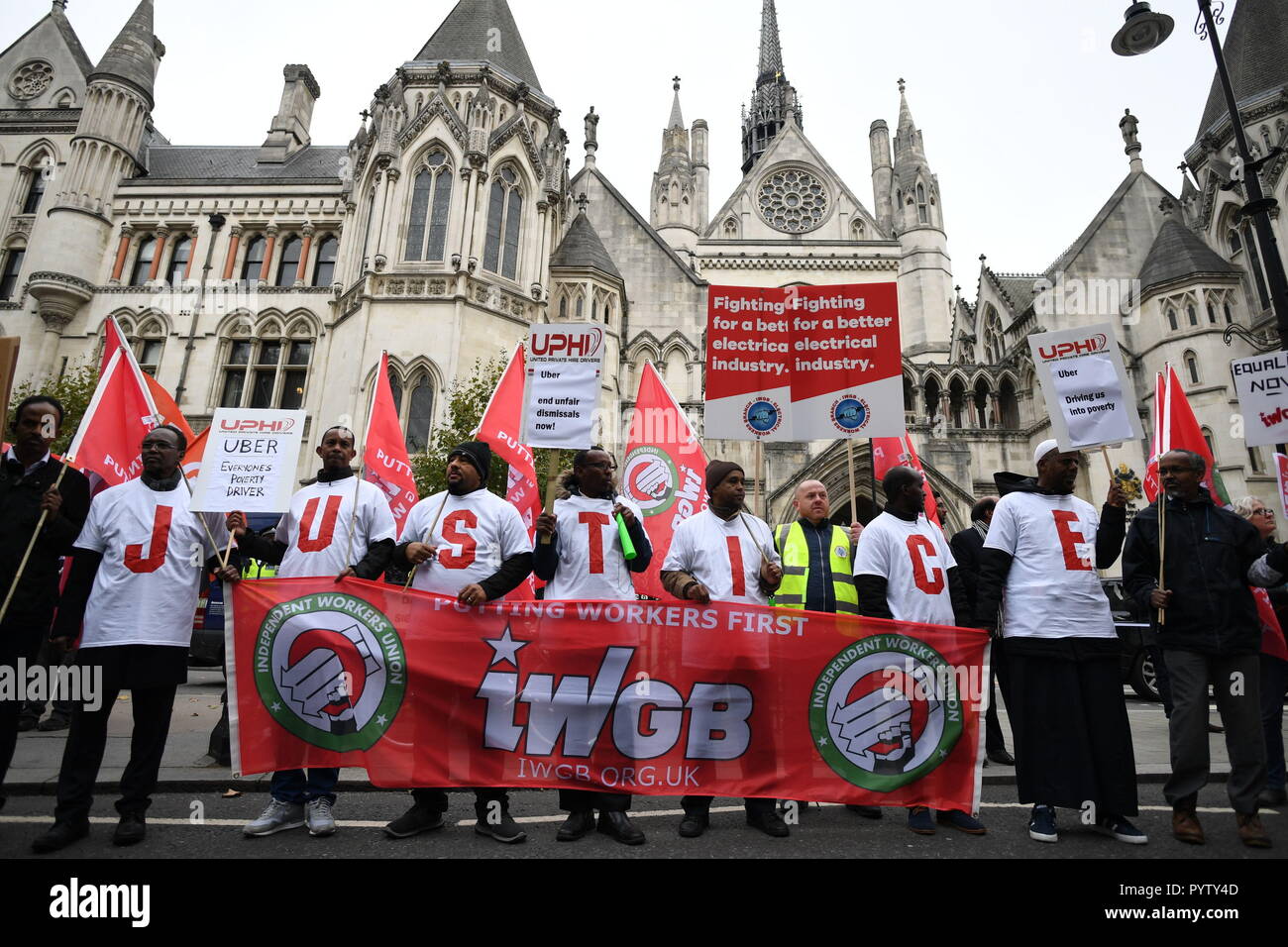 Uber stadio driver una protesta al di fuori della Royal Courts of Justice, Londra, prima di pronunciarsi sulla loro diritti all'occupazione. Foto Stock