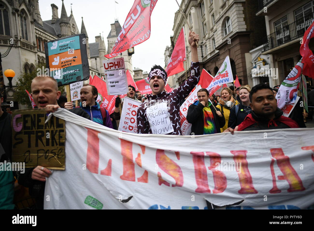 I manifestanti unirsi Uber driver a una protesta al di fuori della Royal Courts of Justice, Londra, prima di pronunciarsi sulla loro diritti all'occupazione. Foto Stock