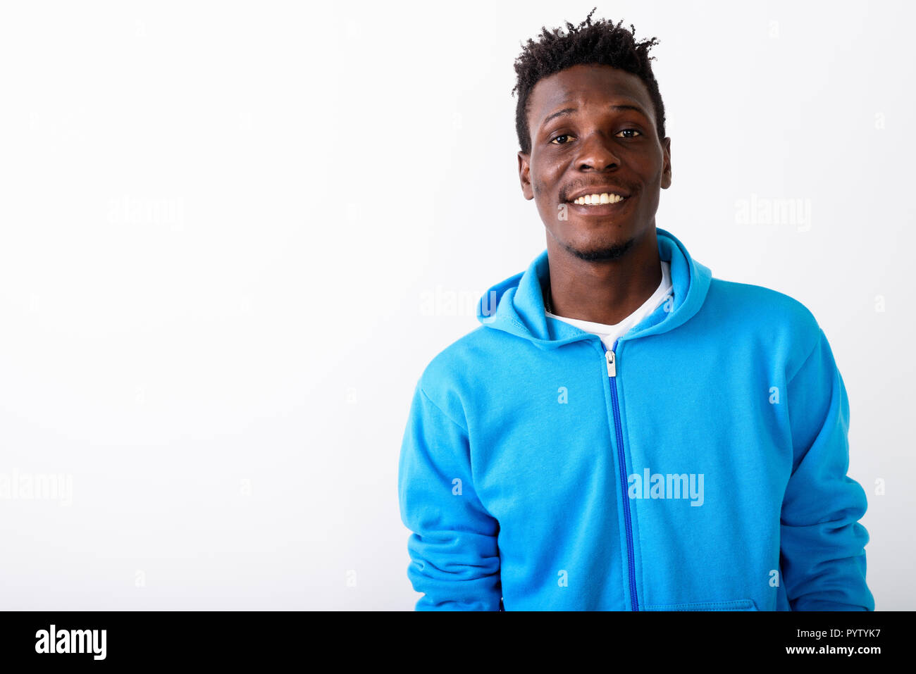 Close up di giovani felici Africano nero uomo sorridente contro white Foto Stock