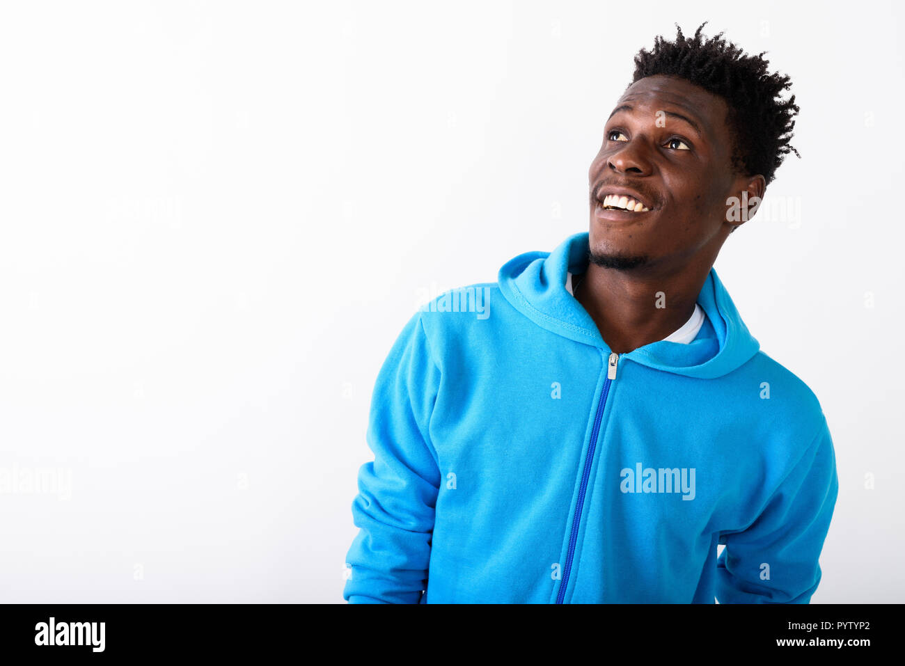 Close up di giovani felici Africano nero uomo sorridente mentre pensando Foto Stock