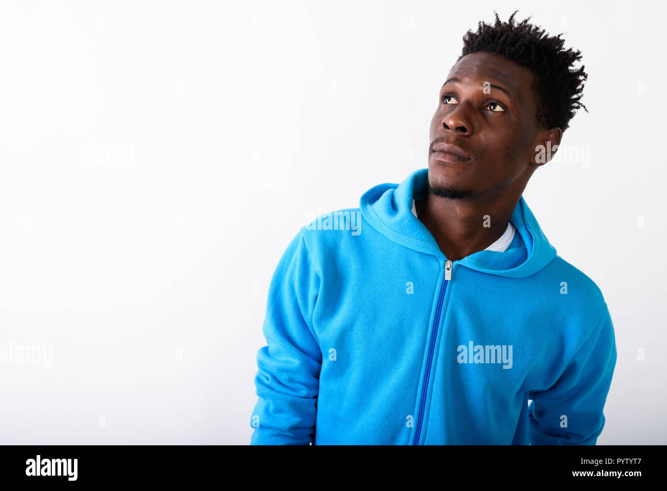 Chiusura del giovane nero africano pensare mentre la ricerca di ag Foto Stock