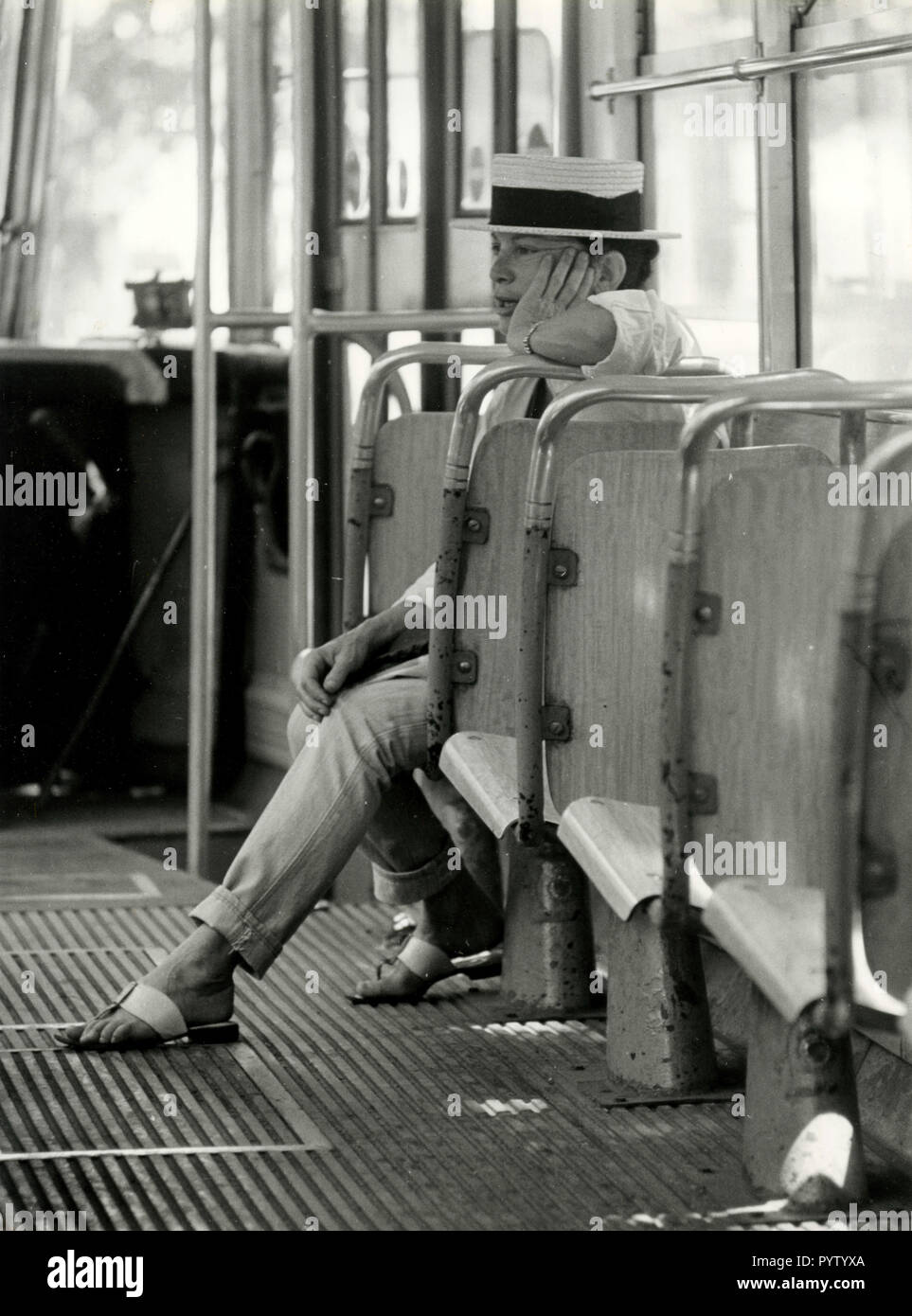 Ragazzo con cappello di paglia sul tram, Roma, Italia degli anni settanta Foto Stock