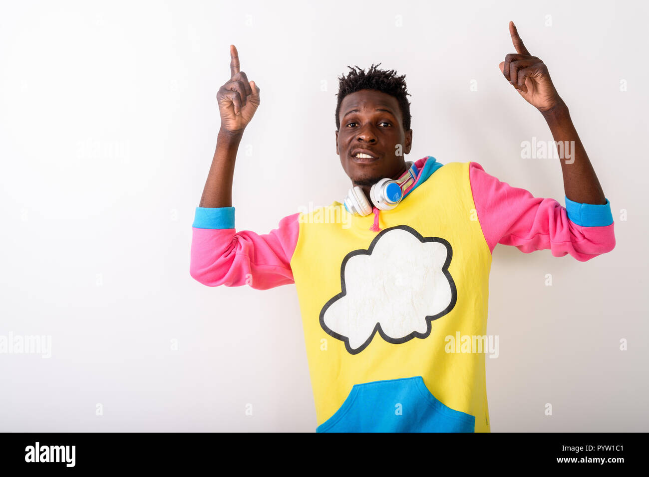 Studio shot del giovane nero africano puntando entrambe le dita verso l'alto Foto Stock