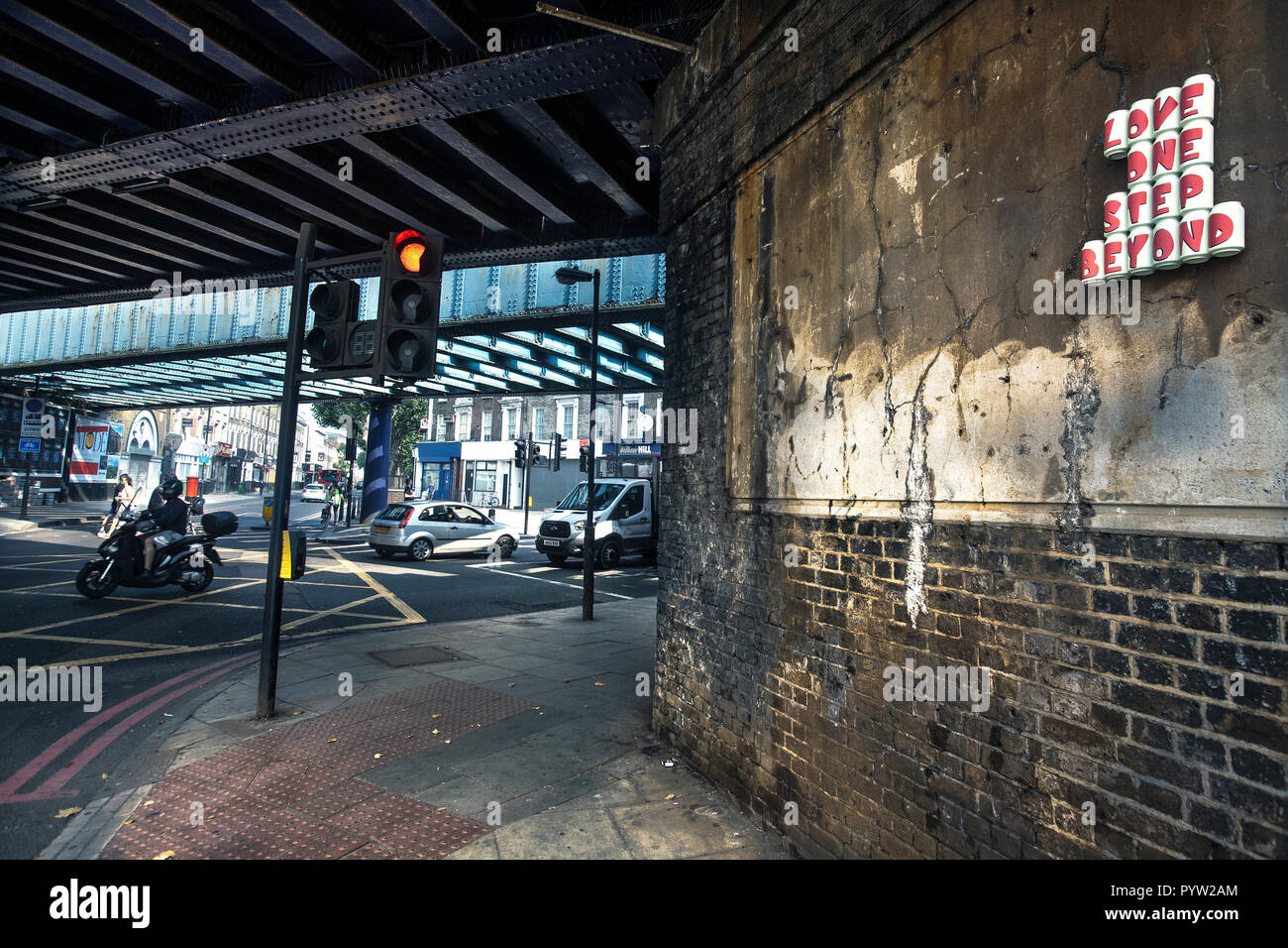 Camden Road Royal College Street, ponte ferroviario all'aperto. Street art lattine come 3D muro art. Love un passo oltre Foto Stock