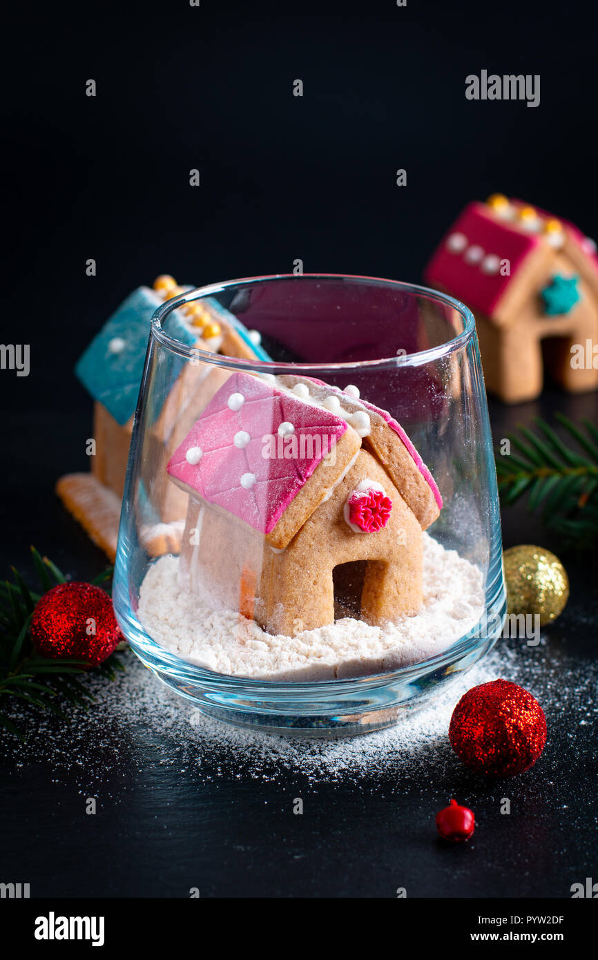 Holiday cibo pastello DIY biscotti di Natale, Gingerbread case e albero di Natale per il regalo o parte Foto Stock