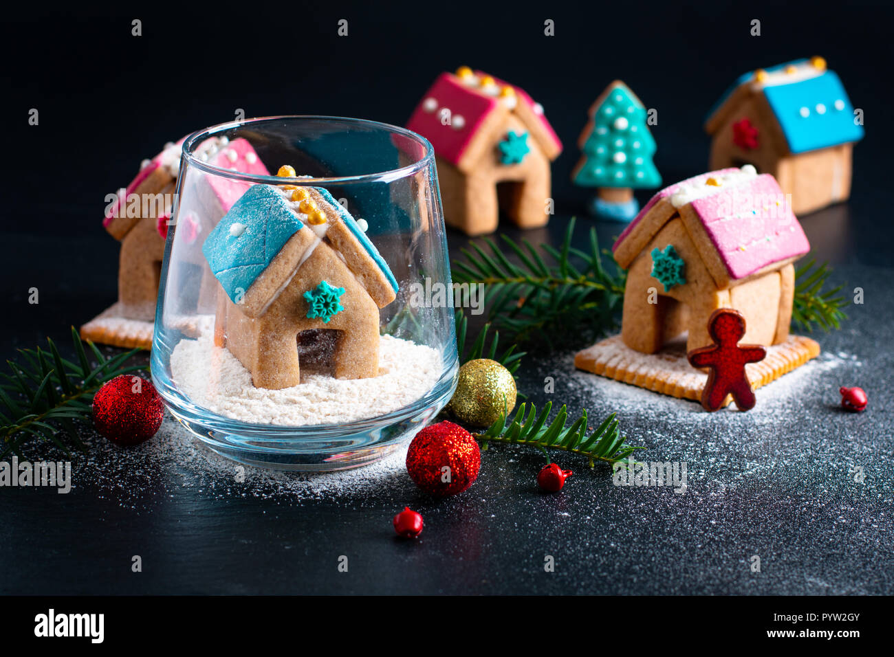 Holiday cibo pastello DIY biscotti di Natale, Gingerbread case e albero di Natale per il regalo o parte Foto Stock