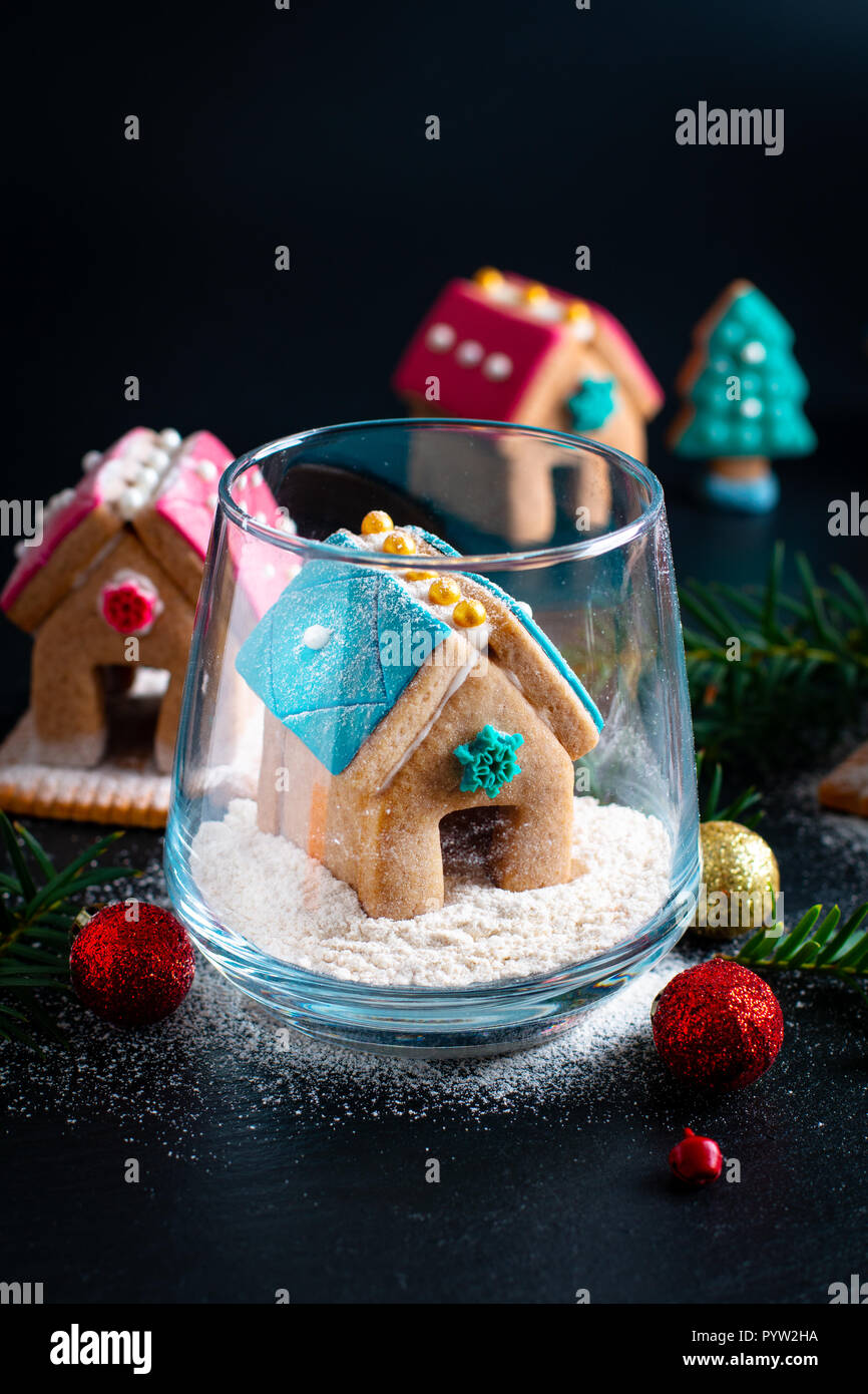 Holiday cibo pastello DIY biscotti di Natale, Gingerbread case e albero di Natale per il regalo o parte Foto Stock