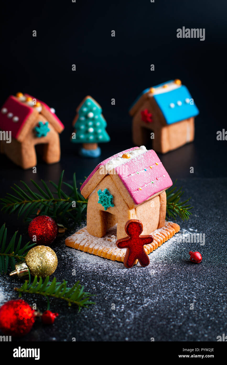 Holiday cibo pastello DIY biscotti di Natale, Gingerbread case e albero di Natale per il regalo o parte Foto Stock