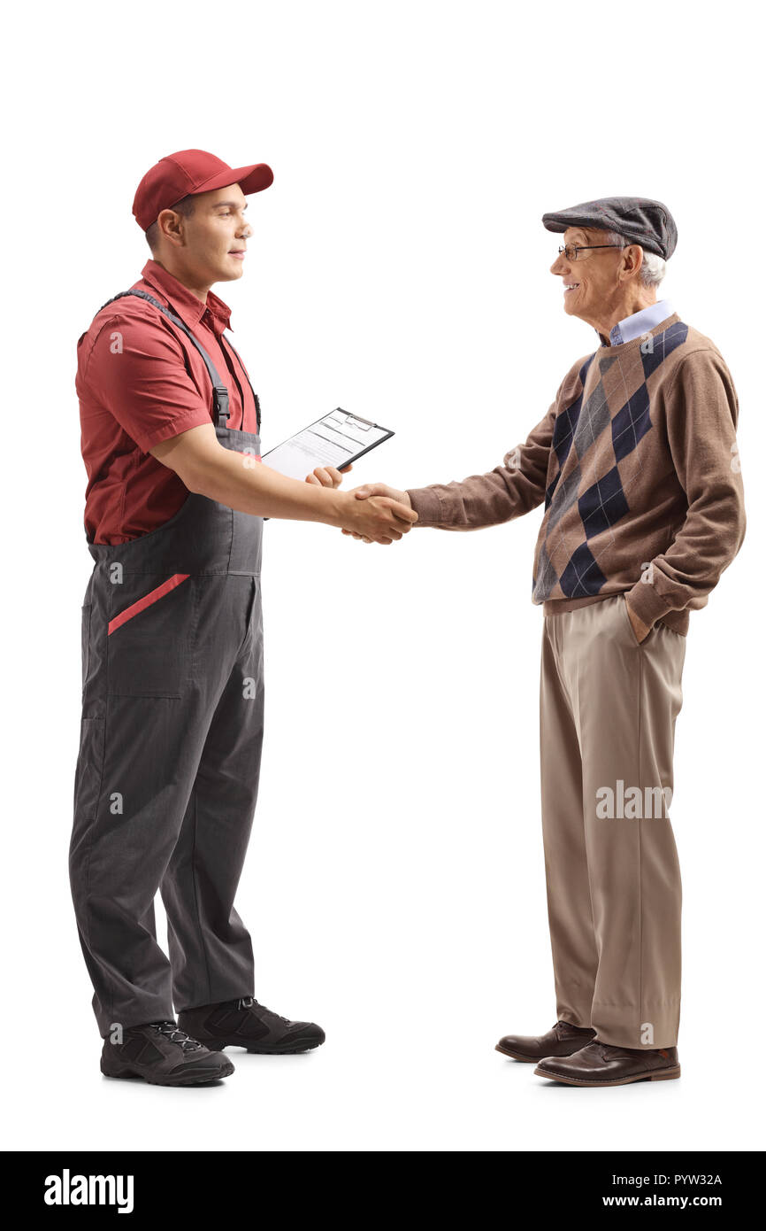 Lunghezza piena ripresa di profilo di un mover stringono le mani con un anziano uomo isolato su sfondo bianco Foto Stock