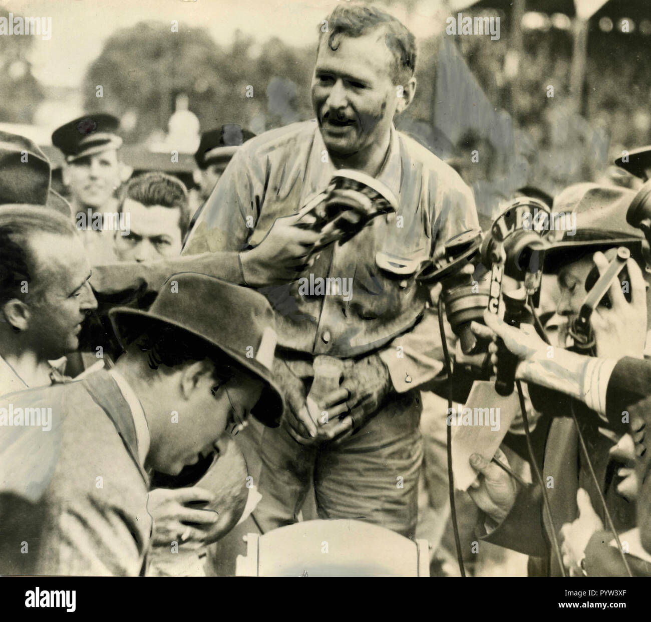 British racing driver Graham Hill dopo una gara, Regno Unito degli anni sessanta Foto Stock