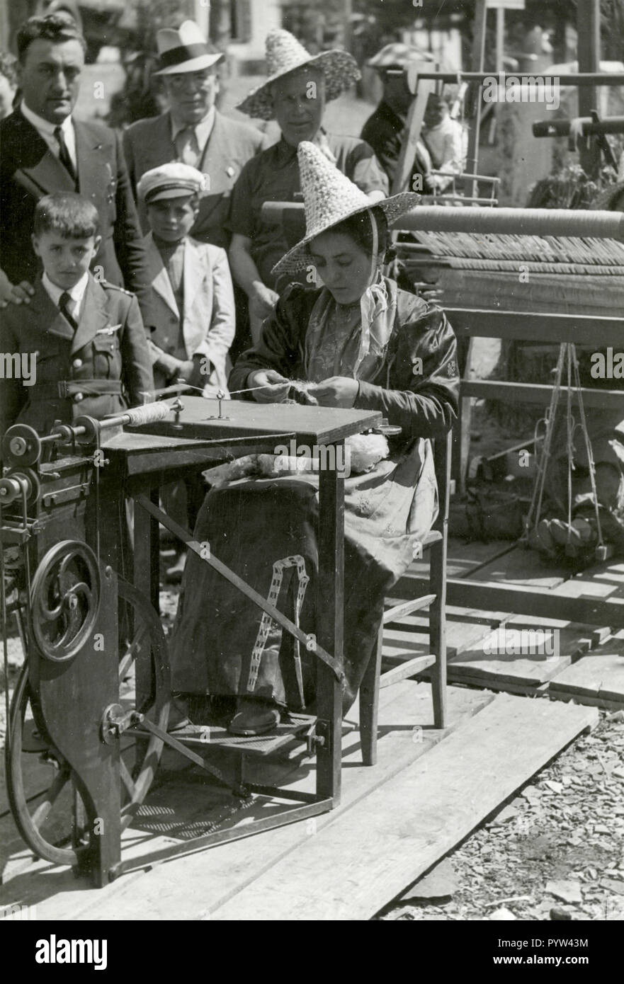 Spinner in tessuto mostra, calbria, Italia 1930 Foto Stock