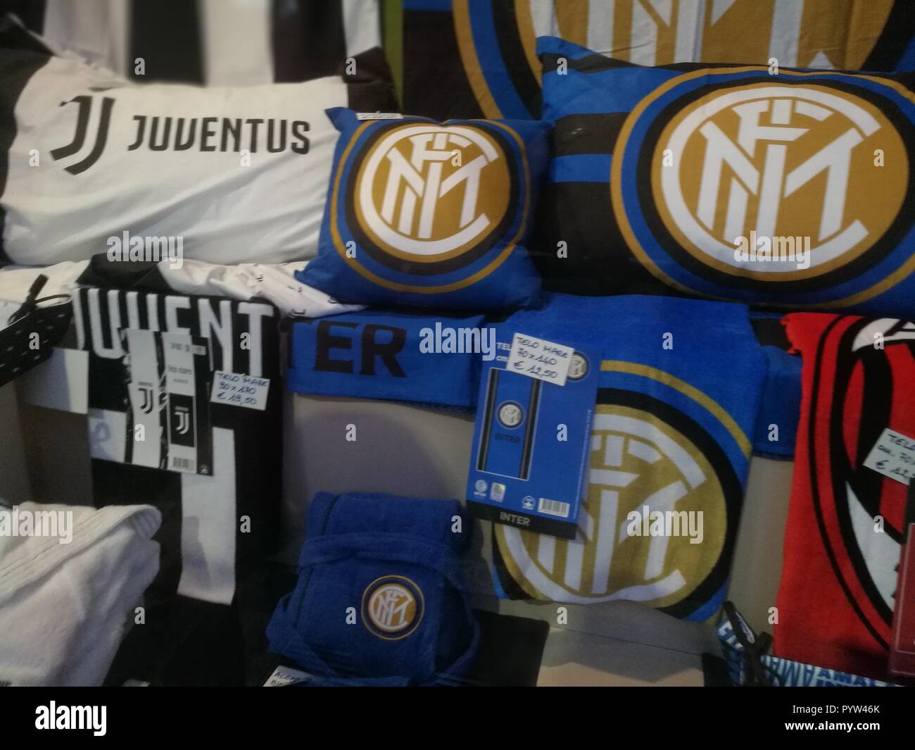Il calcio italiano team Merchandising per la vendita in un negozio finestra  Milan, Inter Juventus Foto stock - Alamy