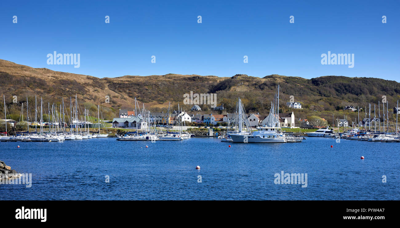 Vista da Eilean un Duin verso imbarcazioni su posti barca presso il porto turistico di Craobh Haven. Foto Stock